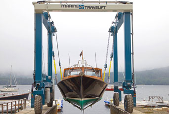 Bringing in a boat with Marine Travelift